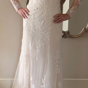Never worn Maggie Sottero wedding gown